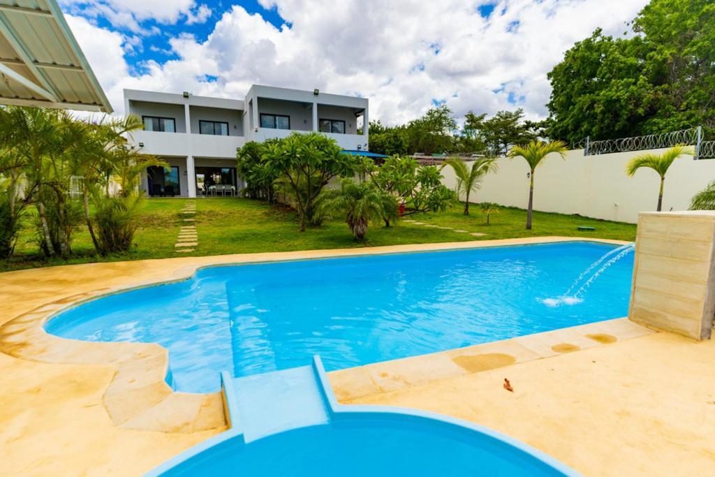 Stella Marris Beachfront Villa Pointe aux Sable Exterior photo